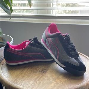 Puma Black and Pink Sneakers Sporty Design